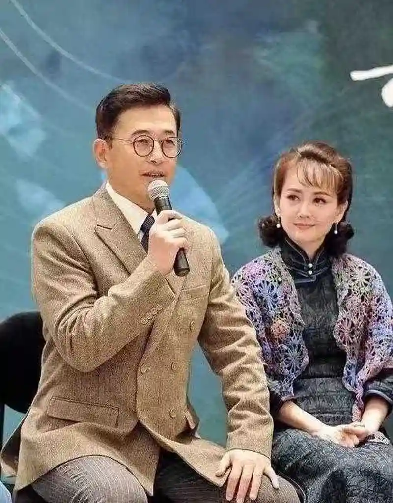 [微笑]  王志飞和老婆张定涵,合体出席活动.