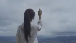 清纯少女伸手触摸天空意境画面视频素材