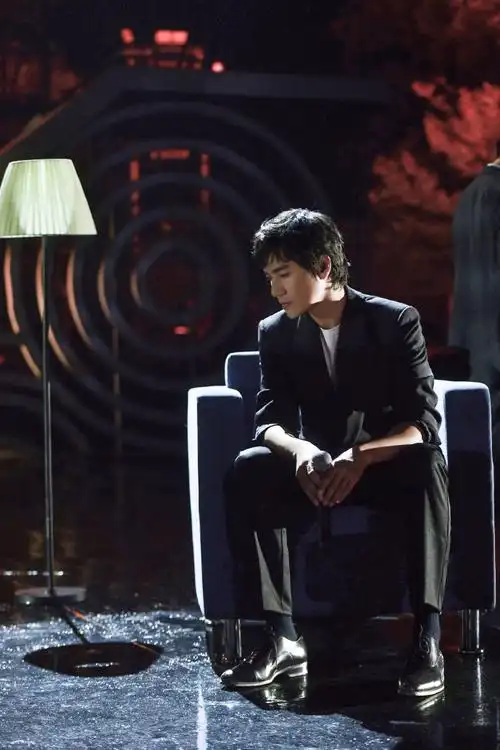 陈坤超话陈坤选择thomwills手工牛津鞋,光泽感皮面汇聚视觉焦点,隐现