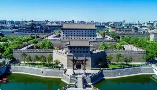 西安城墙南门是典型的"门三重楼三重"结构