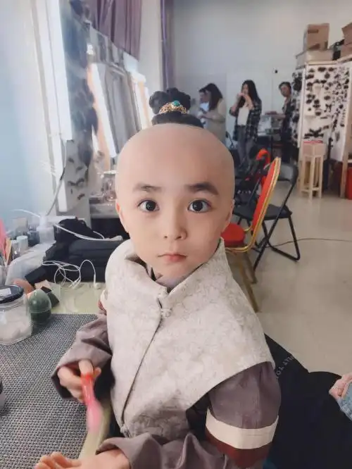 《谁都渴望遇见你》热播 霸道直男张哲瀚小时候饰演者萧李臻瑱