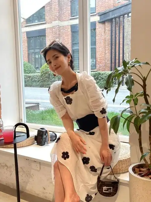 30岁左右的成熟女性秋季不要乱穿衣试试这些穿搭温柔有气质