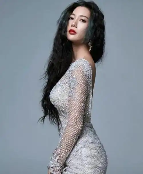 克拉拉绝美时刻168的黄金三围腰臀比太好看了令人羡慕不已