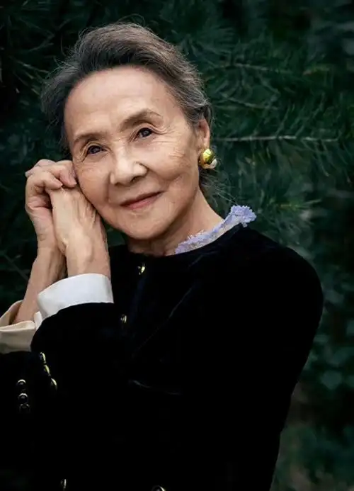 优雅老去的女人有多美?三代女演员同框,满脸皱纹的她却成为焦点