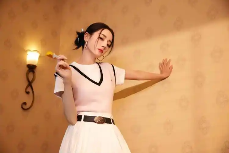 辟谣怀孕传闻后,迪丽热巴再晒美照甜如初恋,身材窈窕惹人羡_沙发_时候