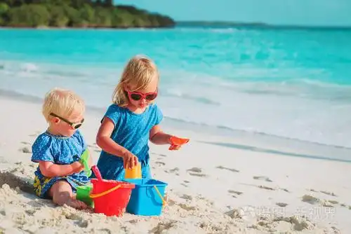 小女孩在沙滩上玩沙子