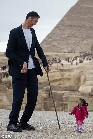 世界上最高的男人与最矮的女人相聚在埃及金字塔身高差一米八