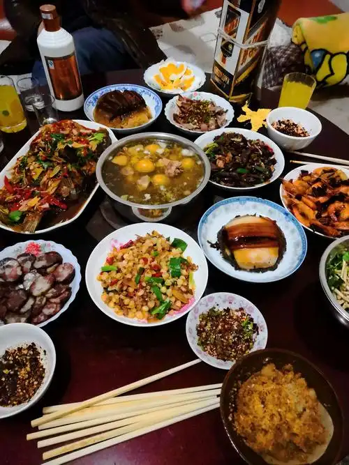 今天正式过年 家家户户都去在一起吃团圆饭 今天是一年中最特殊的一天