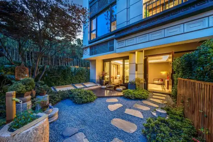 建发泱誉高铁新城难得花园叠墅