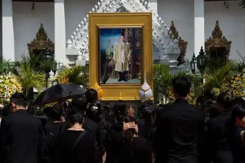 泰国先王普密蓬遗体今晚火化数十万民众做最后告别