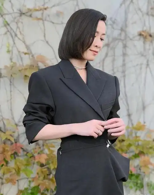 事实证明,48岁没婚姻无子女的佘诗曼,才是真正的"人间清醒"