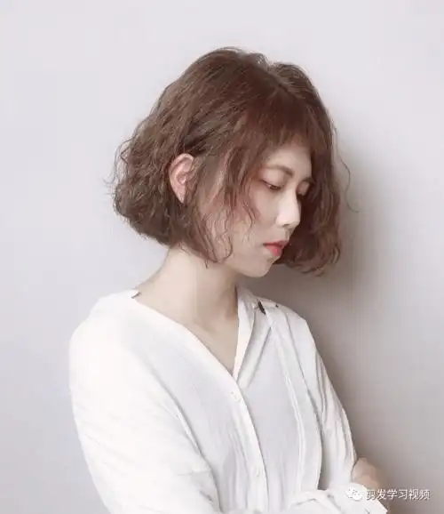 初秋最流行烫发"烫全头"