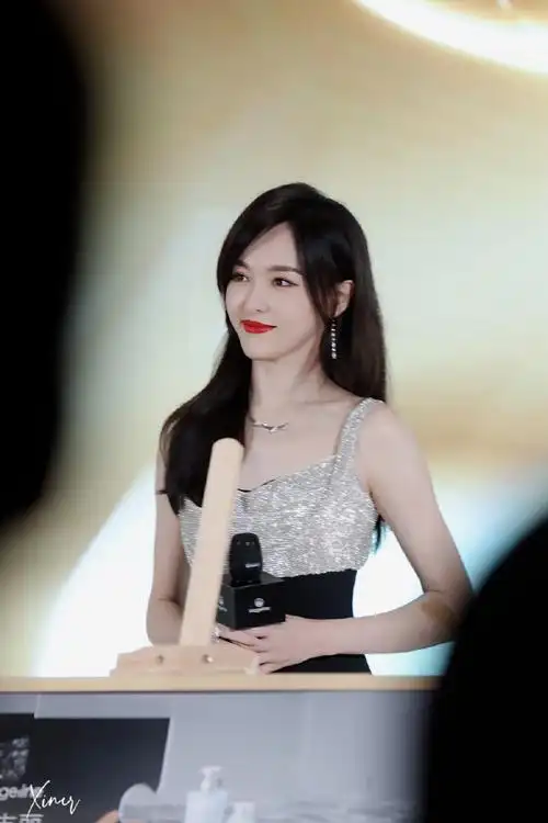 唐嫣超话#唐嫣线下活动#我命运般的老婆好米90下颌线比我人生规划还