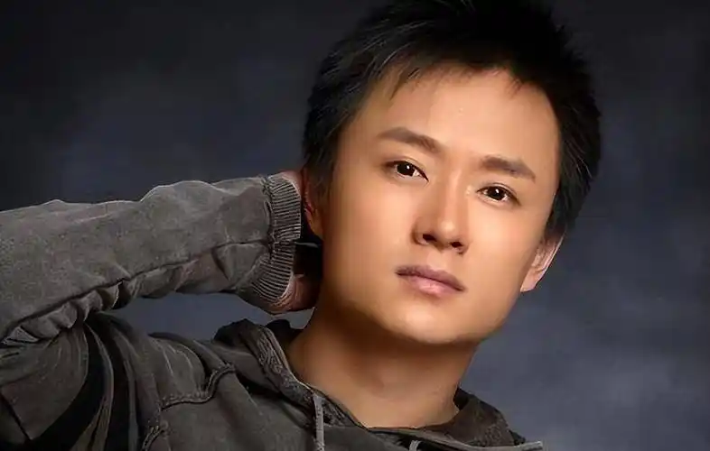 作为一个颜值高,演技好,成绩好的演员,吴健曾三度被举报,差点被退学.