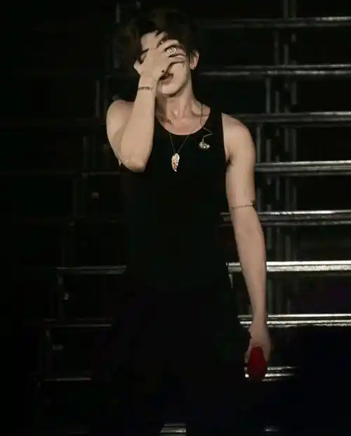 蔡徐坤昔日照片被扒,竟然有六块腹肌,难怪这么多女粉不放弃_演唱会