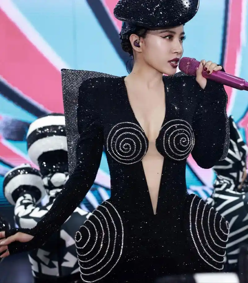 蔡依林舞台穿搭太惊艳了,深v包臀看的观众热血沸腾,诱人至极!