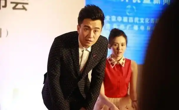 江铠同与前男友同台穿红裙娇俏可人忍不住偷瞄翟天临