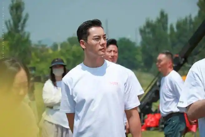 赵露思陈伟霆同框路透!俊男美女,身高差满分