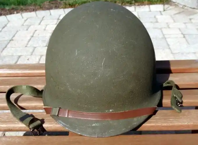 因为装备周期长,m1钢盔一度成为了美国大兵的象征,它保护了许多纳税人