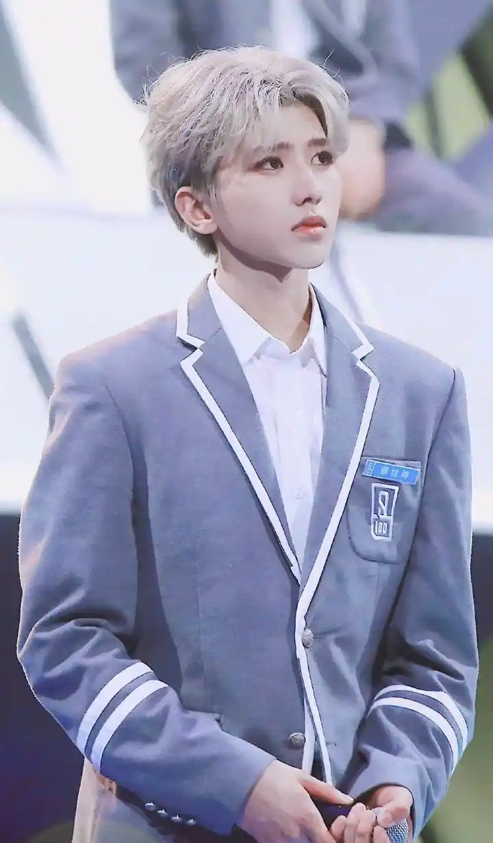 蔡徐坤成为《青2》训练生的偶像,他以"前辈"身份鼓励学员