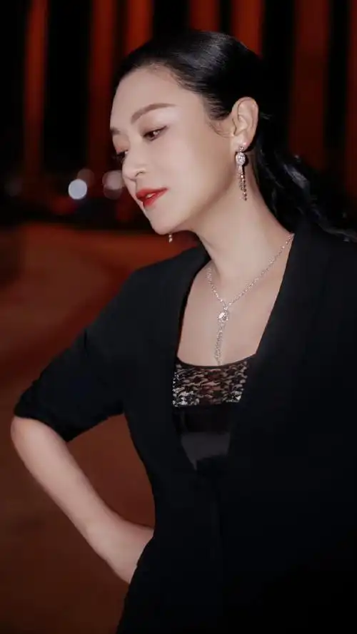 陈红52岁状态##长津湖剧组亮相北影节