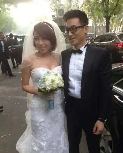 金池出嫁现场落泪 姚贝娜捧场那英送祝福/图