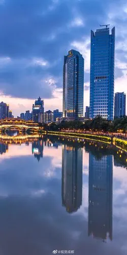 成都,夜幕下的城市灯光,浸润在夜色里的人来来往往