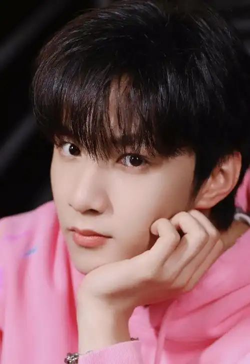 刘耀文户外四连拍#太喜欢了 两眼放光的那种喜欢 耀耀pinkpink(冀将