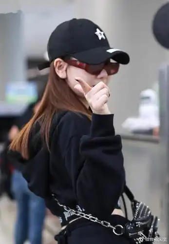 戚薇与汪东城等人同盟了校园剧《我的播音系女朋友》,在剧中扮演张