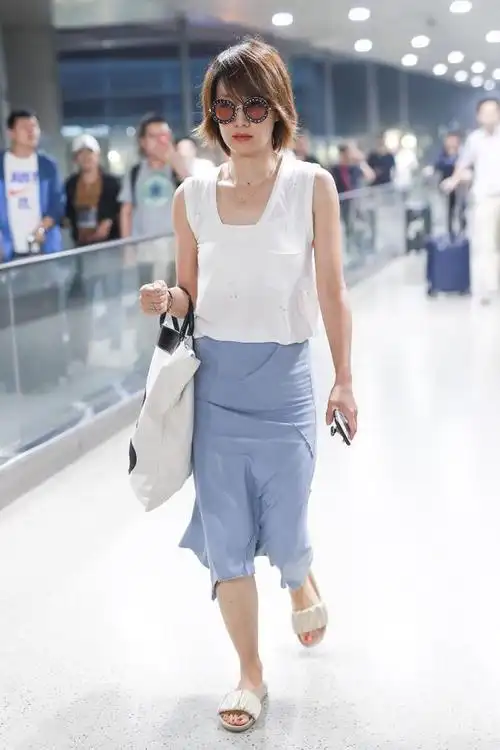 马伊琍离婚后放飞自我,在机场直接穿拖鞋,素颜出镜更像路人