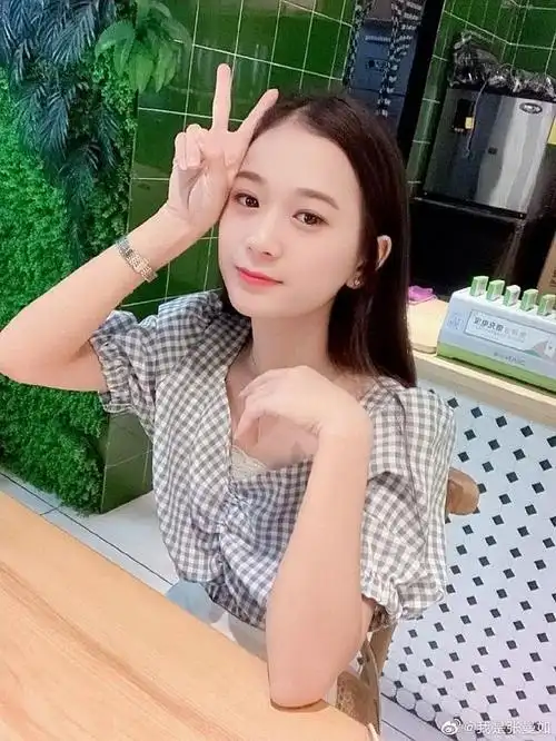 23岁小学没毕业女孩是身价78亿懂事长成功是传奇还是靠演技