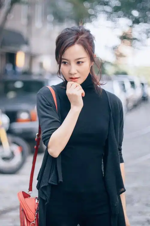 陶红简约清爽时尚街拍写真图片