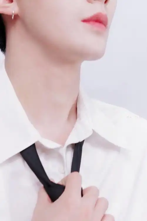 和邓为点亮微博之夜##邓为扯领带