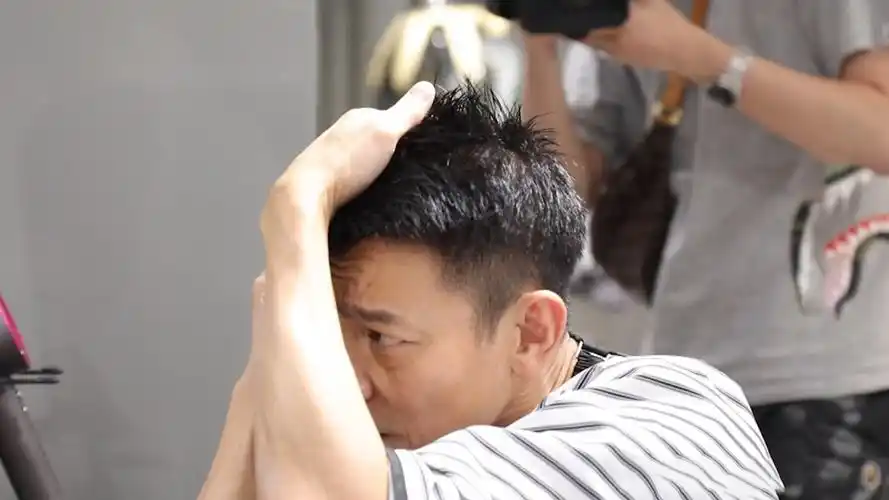 刘德华反手给自己理发手法娴熟鲁豫都看呆了