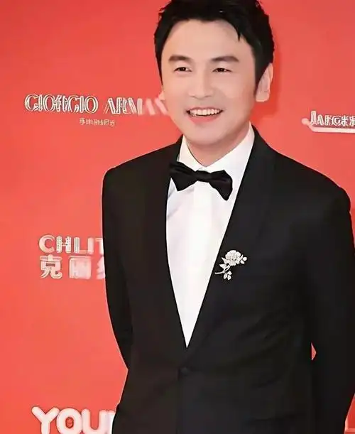 雷佳音身高:183,也是妥妥的大长腿欧巴,行走的衣服架子!