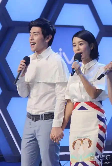 邓伦杨紫十指紧扣新生代最甜蜜小情侣