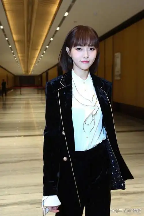 女明星唐嫣因其清新甜美的形象深受观众们的喜爱,而她近期的齐刘海