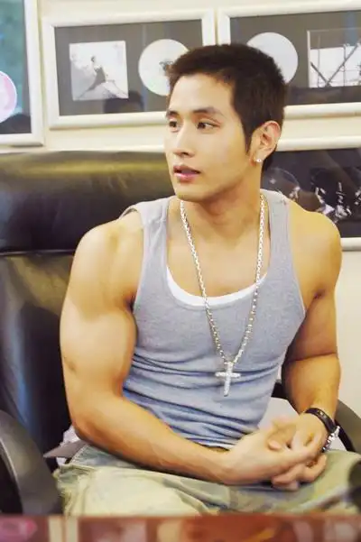 前天看了大兵小将刘承俊的肌肉真好看啊真好看