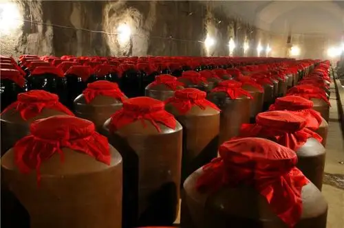 它们在藏酒洞里,吸天地之精华,聚日月之灵气,静静