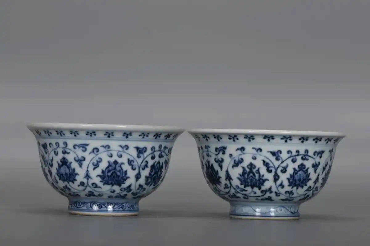 明永乐青花缠枝莲压手杯一对高55厘米