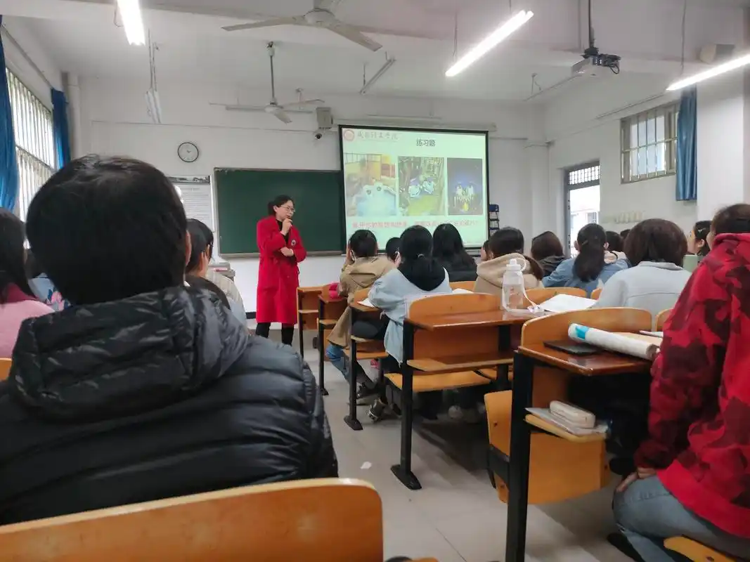 武昌理工学院一教师上课"发糖" 调动学生积极性