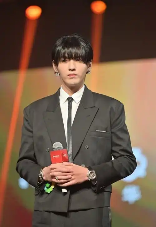 吴亦凡换新发型瘦身成功穿西服套装秀身材脚踩球鞋玩混搭