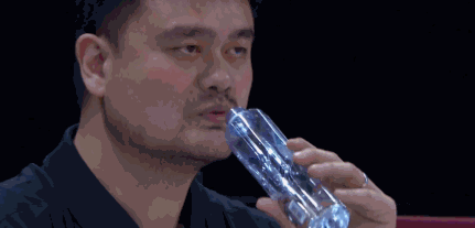 从照片中可见,姚明拿着一瓶矿泉水喝水,而这瓶矿泉水仿佛是直接缩小了