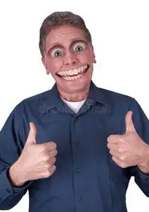 笑脸盈盈的搞笑男人照片