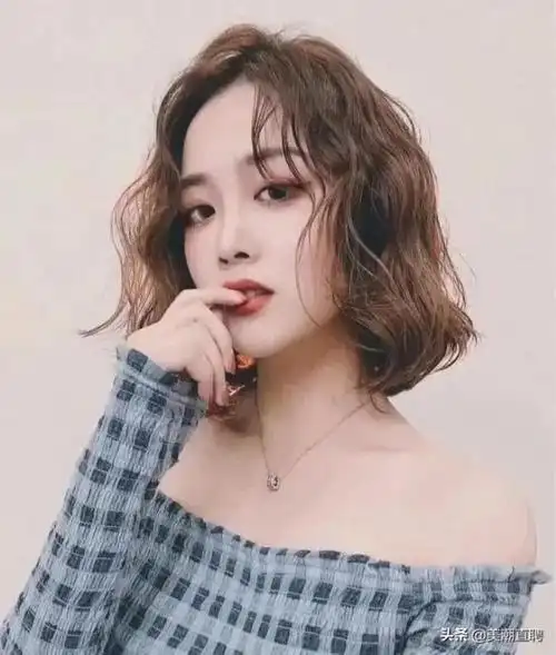 优点:经过烫发处理的木马卷,韩式短发让头发更加蓬松,更显发量,很适合