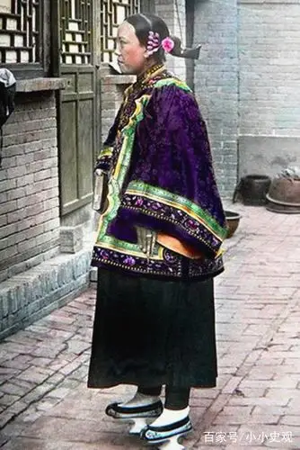 清朝女子老照片:身材比例贼好,酷似行走的衣架,妆容精致赛网红