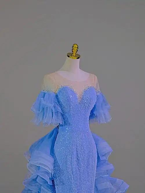 说富有层次的蓝色深深浅浅,是海水被阳光映照的光 晕小拖尾设计灵 动