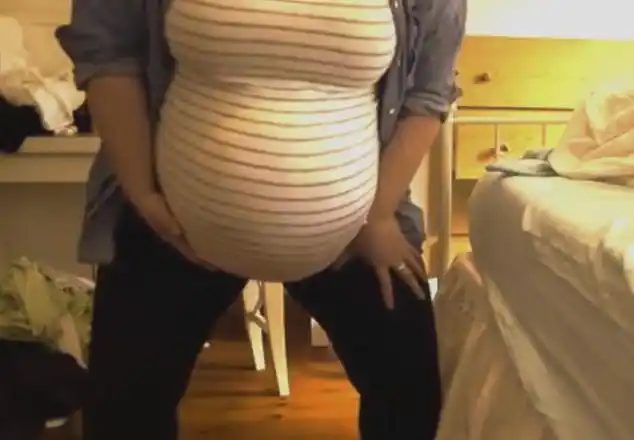 怀三胞胎的孕妇经历孕晚期强烈宫缩这肚子大的快要掉下来了