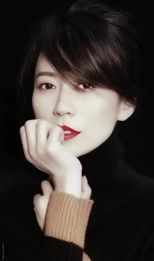 端庄优雅的俞飞鸿,楚楚动人,楚楚动人的写真照!__财经头条