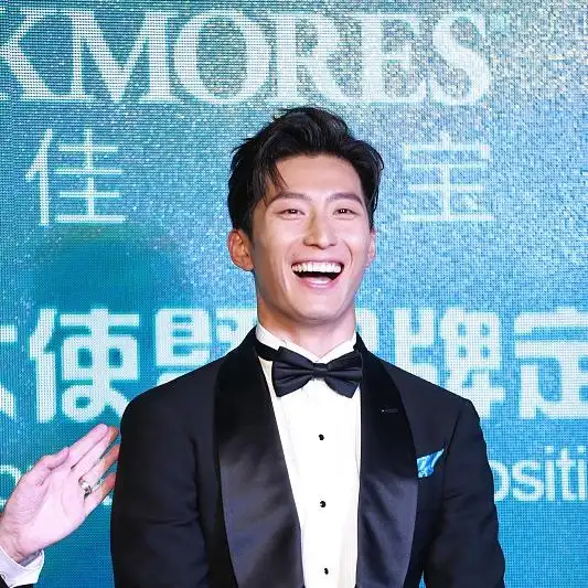 洁白牙齿大笑搞怪,窦骁黑色西装搭配白衬衣,阳光开朗绅士范